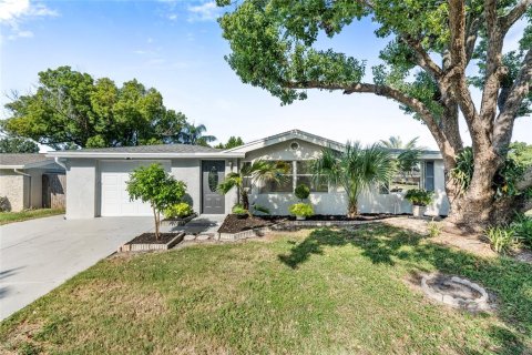 House in Port Richey, Florida 4 bedrooms, 172.98 sq.m. № 1913754 - photo 1