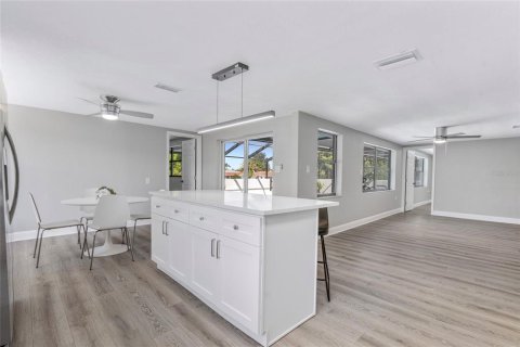 House in Port Richey, Florida 4 bedrooms, 172.98 sq.m. № 1913754 - photo 19