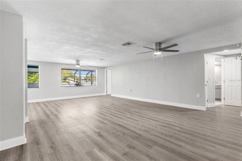 House in Port Richey, Florida 4 bedrooms, 172.98 sq.m. № 1913754 - photo 15
