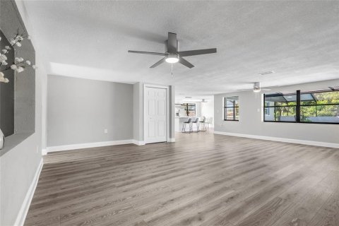 House in Port Richey, Florida 4 bedrooms, 172.98 sq.m. № 1913754 - photo 14