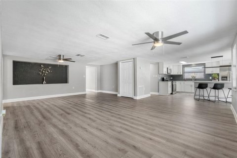 House in Port Richey, Florida 4 bedrooms, 172.98 sq.m. № 1913754 - photo 13