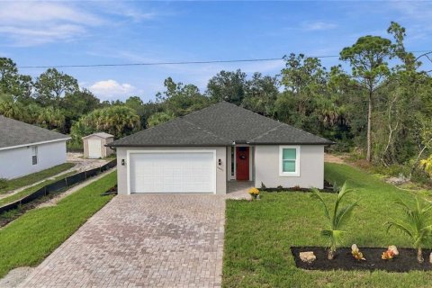 House in Port Charlotte, Florida 3 bedrooms, 162.86 sq.m. № 2420206 - photo 3