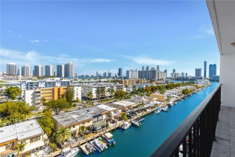 Copropriété à vendre à North Miami Beach, Floride: 2 chambres, 103.12 m2 № 1991865 - photo 30