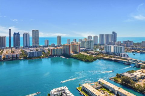 Copropriété à vendre à North Miami Beach, Floride: 2 chambres, 103.12 m2 № 1991865 - photo 1