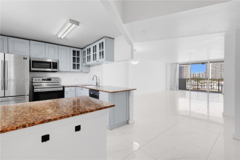 Copropriété à vendre à North Miami Beach, Floride: 2 chambres, 103.12 m2 № 1991865 - photo 11