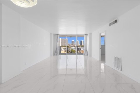 Copropriété à vendre à North Miami Beach, Floride: 2 chambres, 103.12 m2 № 1991865 - photo 16