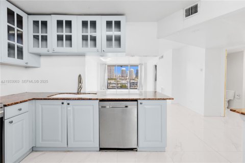Copropriété à vendre à North Miami Beach, Floride: 2 chambres, 103.12 m2 № 1991865 - photo 14