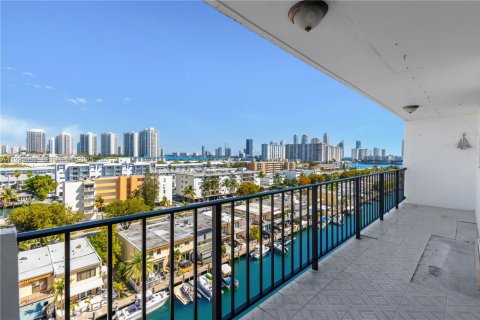 Copropriété à vendre à North Miami Beach, Floride: 2 chambres, 103.12 m2 № 1991865 - photo 28