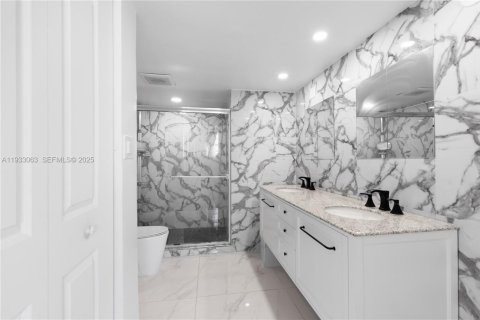 Copropriété à vendre à North Miami Beach, Floride: 2 chambres, 103.12 m2 № 1991865 - photo 24