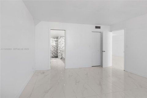 Copropriété à vendre à North Miami Beach, Floride: 2 chambres, 103.12 m2 № 1991865 - photo 27