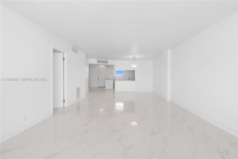 Copropriété à vendre à North Miami Beach, Floride: 2 chambres, 103.12 m2 № 1991865 - photo 18
