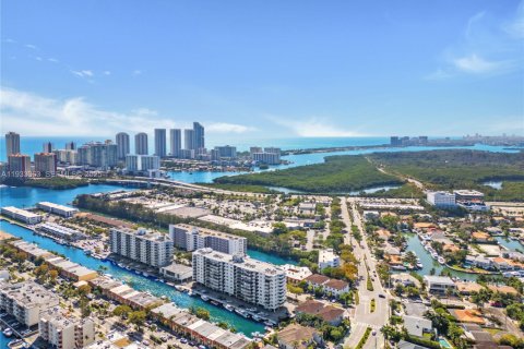Copropriété à vendre à North Miami Beach, Floride: 2 chambres, 103.12 m2 № 1991865 - photo 3