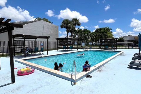 Townhouse in Miami, Florida 3 bedrooms, 162.95 sq.m. № 1891181 - photo 24