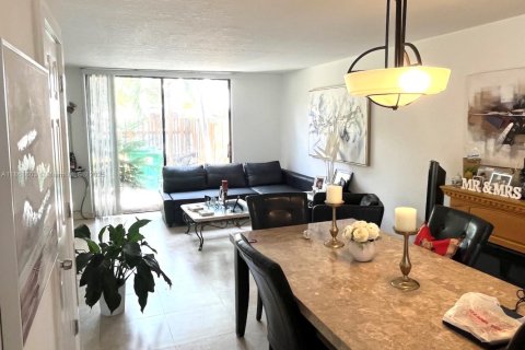 Townhouse in Miami, Florida 3 bedrooms, 162.95 sq.m. № 1891181 - photo 3
