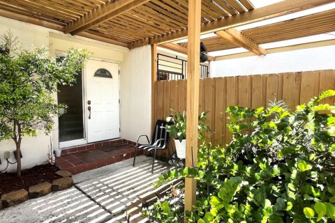 Townhouse in Miami, Florida 3 bedrooms, 162.95 sq.m. № 1891181 - photo 2