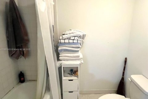 Townhouse in Miami, Florida 3 bedrooms, 162.95 sq.m. № 1891181 - photo 14