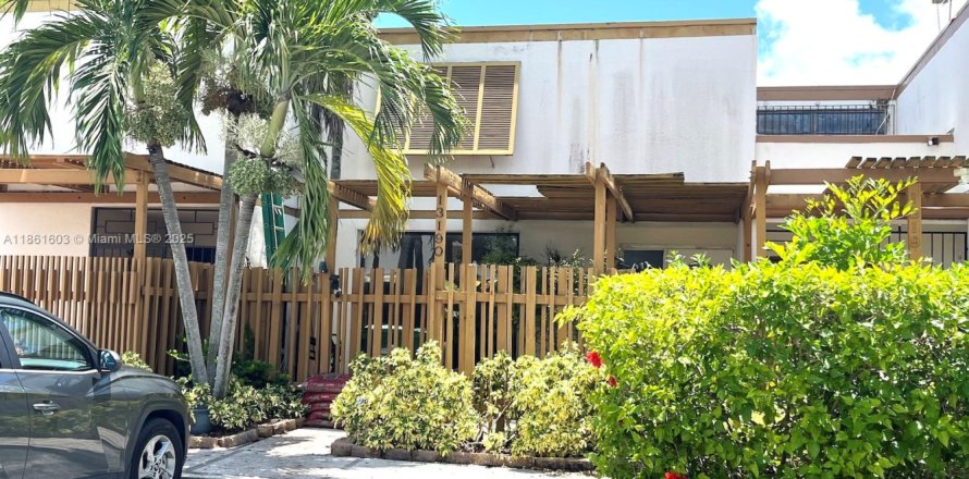 Townhouse in Miami, Florida 3 bedrooms, 162.95 sq.m. № 1891181