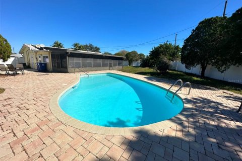 Villa ou maison à louer à Saint Petersburg, Floride: 3 chambres, 165.55 m2 № 2114234 - photo 2