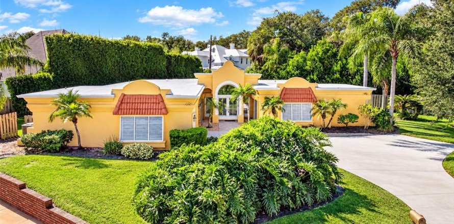 House in Ormond Beach, Florida 3 bedrooms, 242.29 sq.m. № 2431206