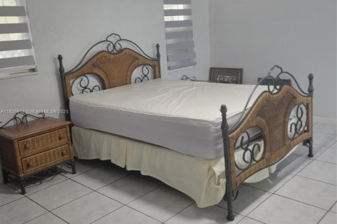 House in North Miami, Florida 3 bedrooms, 96.43 sq.m. № 1830680 - photo 8