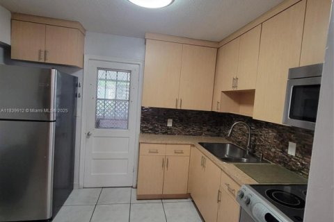 House in North Miami, Florida 3 bedrooms, 96.43 sq.m. № 1830680 - photo 13
