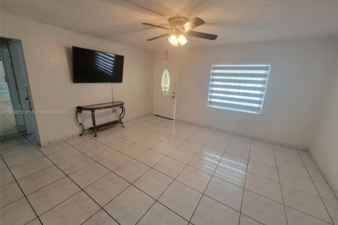 House in North Miami, Florida 3 bedrooms, 96.43 sq.m. № 1830680 - photo 7