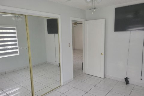 House in North Miami, Florida 3 bedrooms, 96.43 sq.m. № 1830680 - photo 11