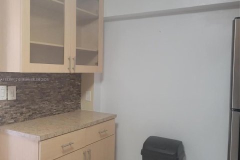 House in North Miami, Florida 3 bedrooms, 96.43 sq.m. № 1830680 - photo 14