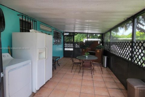 House in North Miami, Florida 3 bedrooms, 96.43 sq.m. № 1830680 - photo 20