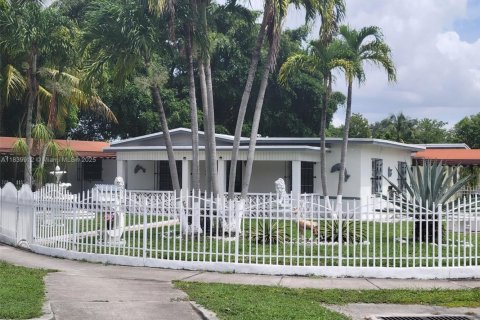House in North Miami, Florida 3 bedrooms, 96.43 sq.m. № 1830680 - photo 2