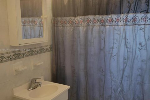 House in North Miami, Florida 3 bedrooms, 96.43 sq.m. № 1830680 - photo 15