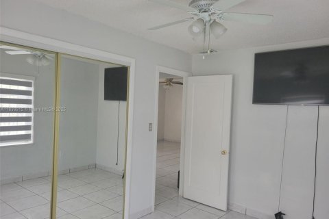 House in North Miami, Florida 3 bedrooms, 96.43 sq.m. № 1830680 - photo 12
