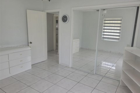 House in North Miami, Florida 3 bedrooms, 96.43 sq.m. № 1830680 - photo 10