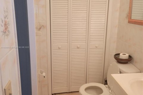 House in North Miami, Florida 3 bedrooms, 96.43 sq.m. № 1830680 - photo 19