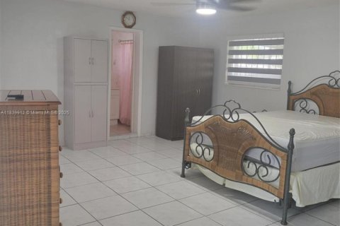 House in North Miami, Florida 3 bedrooms, 96.43 sq.m. № 1830680 - photo 5