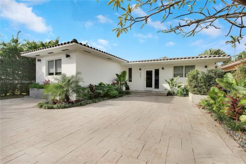 House in Surfside, Florida 5 bedrooms, 216.83 sq.m. № 1694462 - photo 30
