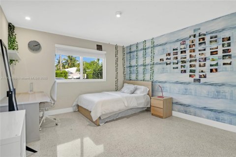 House in Surfside, Florida 5 bedrooms, 216.83 sq.m. № 1694462 - photo 22