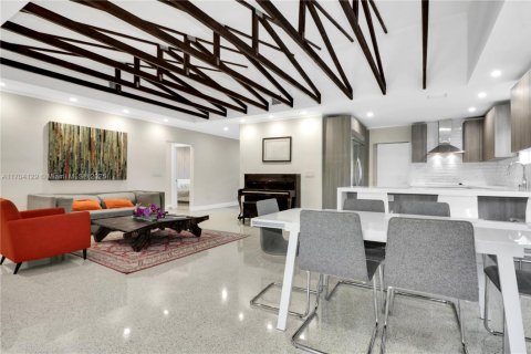 House in Surfside, Florida 5 bedrooms, 216.83 sq.m. № 1694462 - photo 5