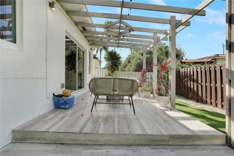 House in Surfside, Florida 5 bedrooms, 216.83 sq.m. № 1694462 - photo 26