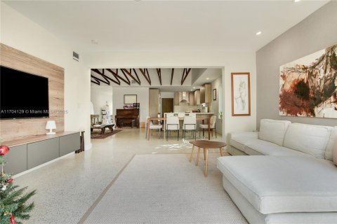 House in Surfside, Florida 5 bedrooms, 216.83 sq.m. № 1694462 - photo 13