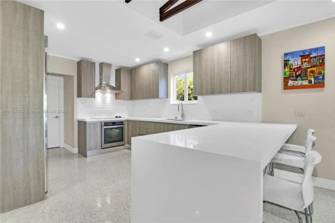 House in Surfside, Florida 5 bedrooms, 216.83 sq.m. № 1694462 - photo 9