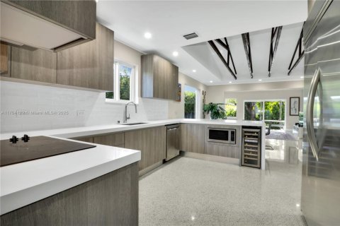 House in Surfside, Florida 5 bedrooms, 216.83 sq.m. № 1694462 - photo 7