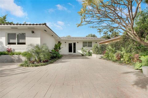 House in Surfside, Florida 5 bedrooms, 216.83 sq.m. № 1694462 - photo 1