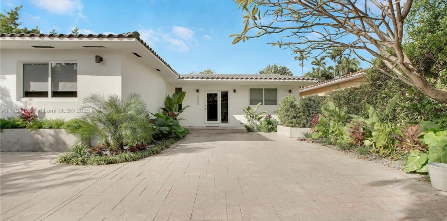 House in Surfside, Florida 5 bedrooms, 216.83 sq.m. № 1694462