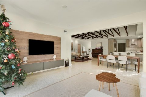 House in Surfside, Florida 5 bedrooms, 216.83 sq.m. № 1694462 - photo 12