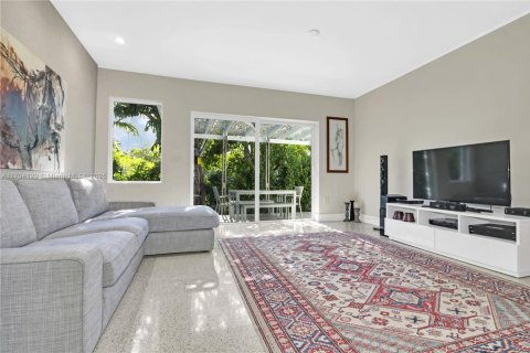 House in Surfside, Florida 5 bedrooms, 216.83 sq.m. № 1694462 - photo 17