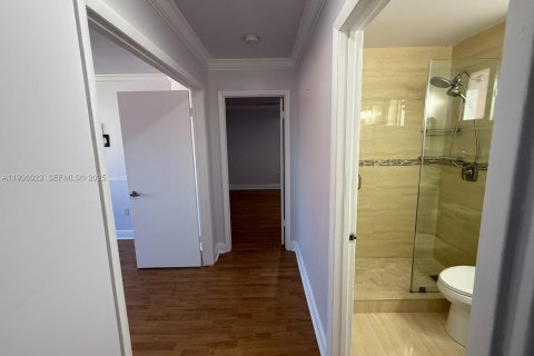 House in Miami, Florida 3 bedrooms, 145.86 sq.m. № 1994150 - photo 10