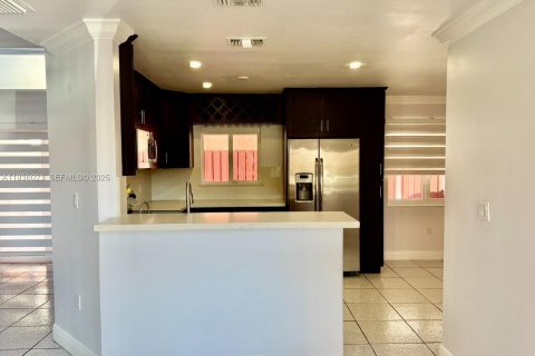 House in Miami, Florida 3 bedrooms, 145.86 sq.m. № 1994150 - photo 4