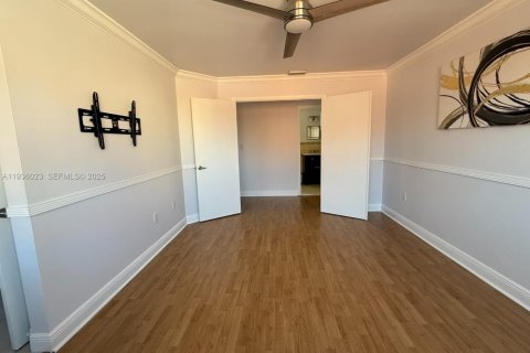 House in Miami, Florida 3 bedrooms, 145.86 sq.m. № 1994150 - photo 5