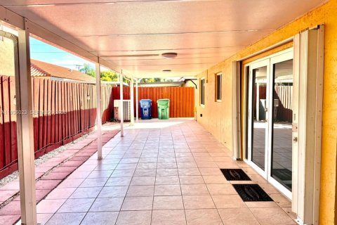 House in Miami, Florida 3 bedrooms, 145.86 sq.m. № 1994150 - photo 11